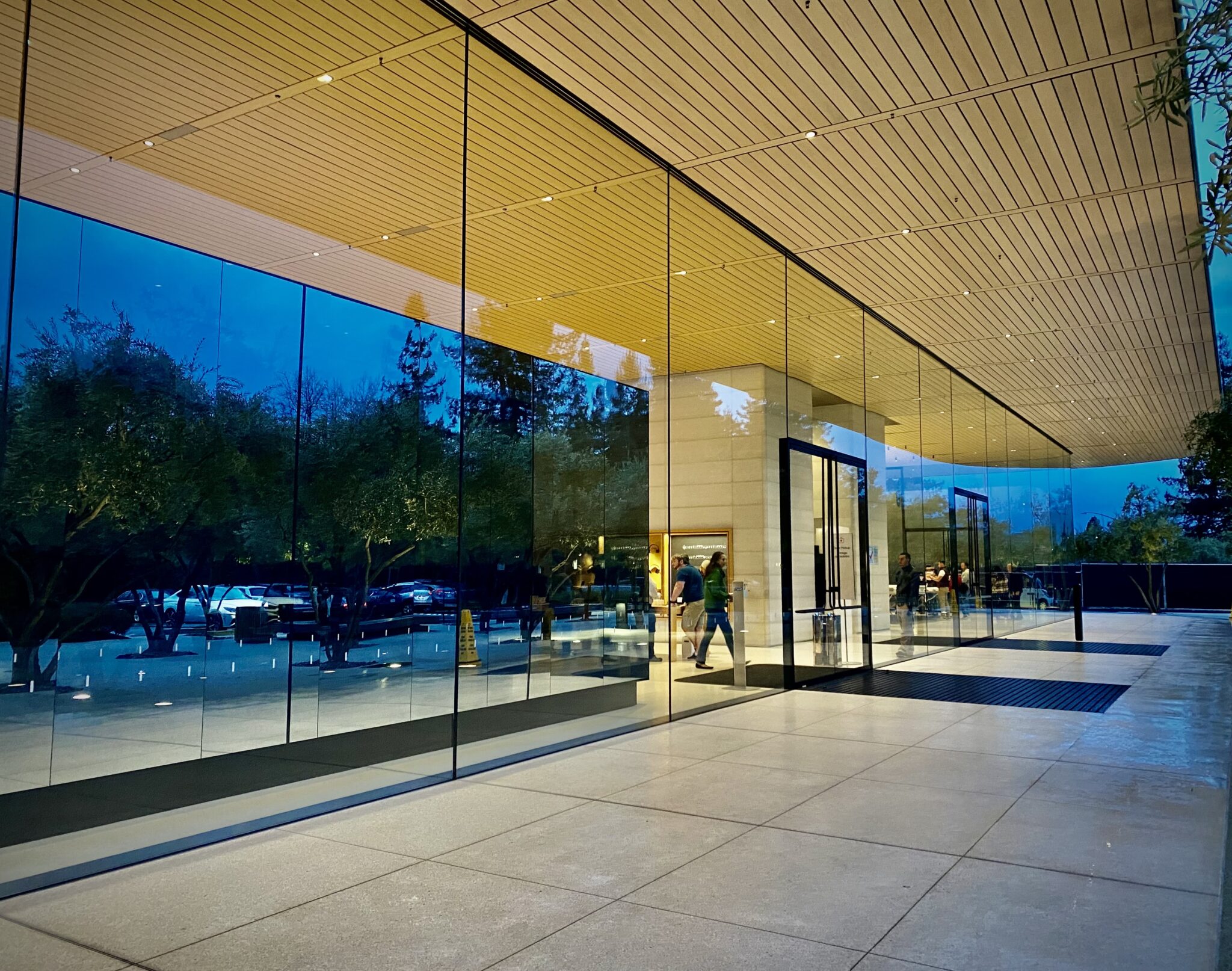 アップルパークビジターセンターが新たな画像で公開される